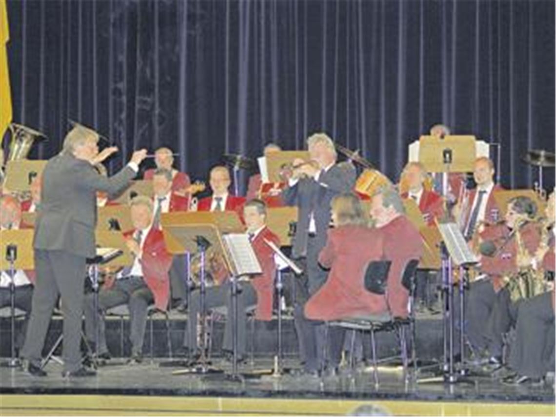 Voll begeistert sind die Zuhörer von den Darbietungen des Musikvereins Mühlacker beim Neujahrskonzert im Mühlehof unter der Leitung von Musikdirektor Horst Bartmann. Vor allem Michael Werner reißt die Zuhörer bei seinem Trompetensolo im Es-Dur-Konzert von Joseph Haydn mit. Am Ende dürfen die Musiker den Saal nicht ohne eine Zugabe verlassen. Foto: Filitz