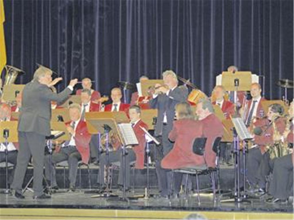 Voll begeistert sind die Zuhörer von den Darbietungen des Musikvereins Mühlacker beim Neujahrskonzert im Mühlehof unter der Leitung von Musikdirektor Horst Bartmann. Vor allem Michael Werner reißt die Zuhörer bei seinem Trompetensolo im Es-Dur-Konzert von Joseph Haydn mit. Am Ende dürfen die Musiker den Saal nicht ohne eine Zugabe verlassen. Foto: Filitz