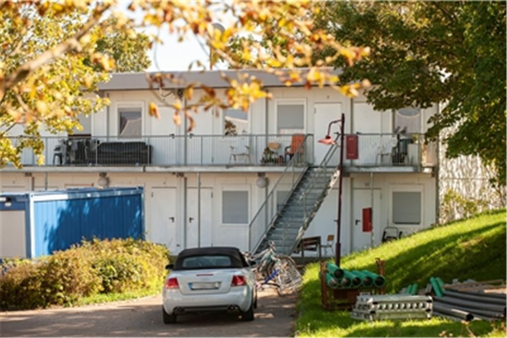 Voll belegt: die Container-Unterkünfte bei der Wiernsheimer Lindenhalle. In der Gemeinde fehlen laut Bürgermeister Enz, der sich auf eine Berechnung des Landratsamts beruft, fast 40 Plätze zur Unterbringung von Geflüchteten. Foto: Archiv