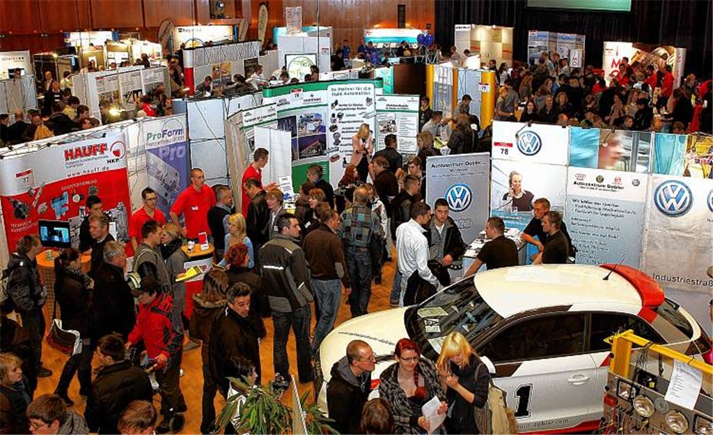 Voll belegt sind bei der Ausbildungsmesse „Chance 2012“ alle Räume des Pforzheimer Kongresszentrums – hier ein Blick in den großen Saal. Dass diese von der Arbeitsagentur auf die Beine gestellte Veranstaltung für die jungen Besucher eine echte Informationsquelle darstellt, beweist das große Gedränge zwischen den Messeständen. 