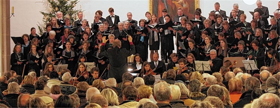 Voll besetzt präsentiert sich die Maulbronner Kirche Sankt Bernhard bei den festlichen Kantaten zur Advents- und Weihnachtszeit. Foto: Zachmann