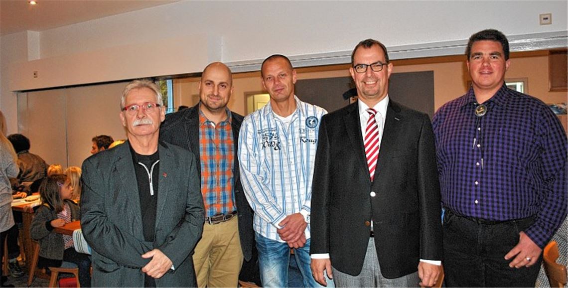 Voll des Lobes über den Einsatz der Vereinsmitglieder: Mühlackers Oberbürgermeister Frank Schneider (2. v. re.) mit den Mühlhäuser Vereinsvorsitzenden Norbert Thieme (li.) und Achim Reinhold (re.) sowie den TSV-Bauleitern Jürgen Weiss (2. v. li.) und Uwe Ott.