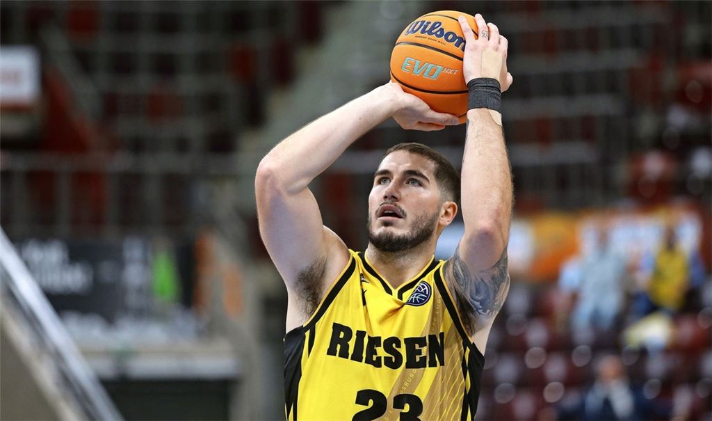 Voll fokussiert: Riesen-Korbjäger Justin Johnson