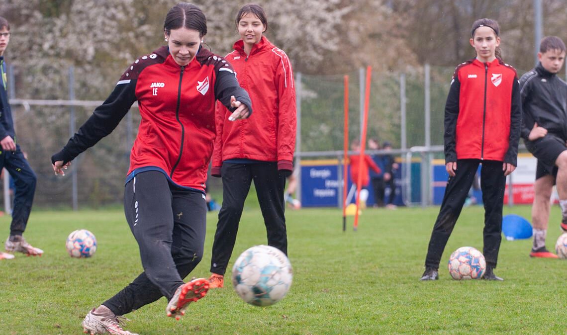 Voll und gekonnt durchziehen: Das und mehr lernen die Fußballerinnen und Fußballer beim Jugendcamp des Illinger Sportvereins etwa beim Schusstraining. Fotos: Fotomoment