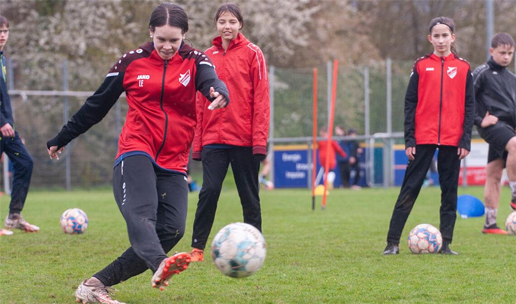 Voll und gekonnt durchziehen: Das und mehr lernen die Fußballerinnen und Fußballer beim Jugendcamp des Illinger Sportvereins etwa beim Schusstraining. Fotos: Fotomoment