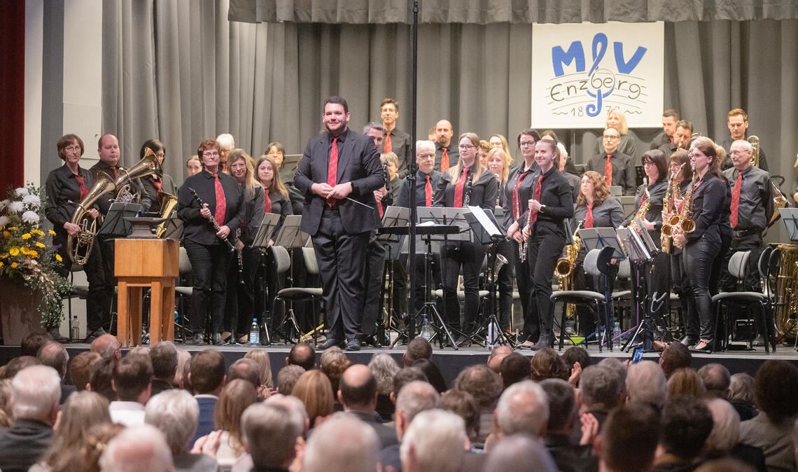 Vollbesetztes Haus zum Start: Der MV Enzberg präsentiert beim Neujahrskonzert seinen neuen Dirigenten Christian Geltner. Fotos: Fotomoment (2), Filitz