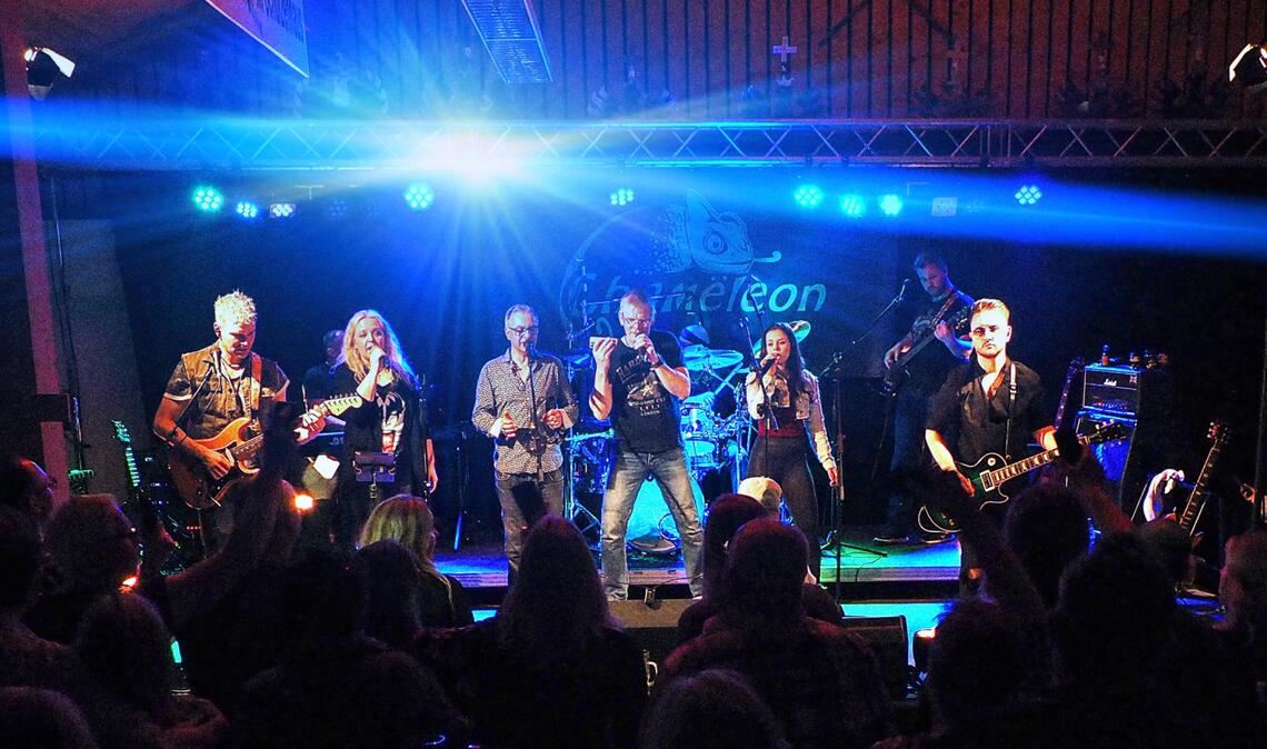 Volldampf mit voller Bühne: „Osterrock“ im Schützenhaus in Wiernsheim. Foto: Frommer