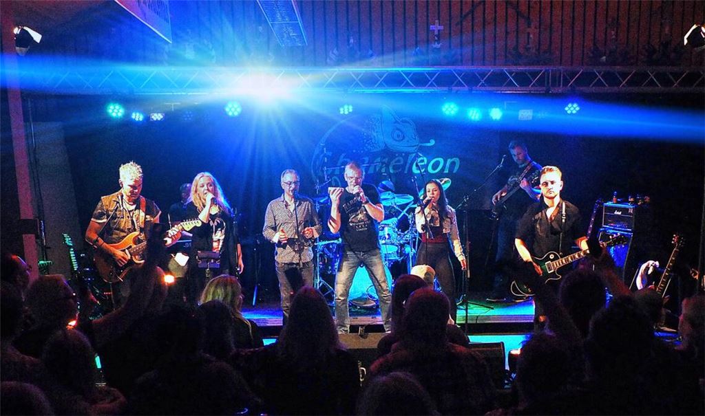 Volldampf mit voller Bühne: „Osterrock“ im Schützenhaus in Wiernsheim. Foto: Frommer