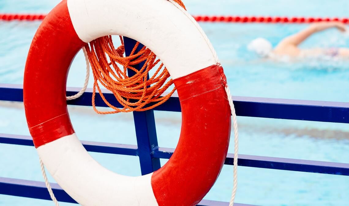 Volle Becken und volle Liegewiesen – aber oft zu wenig Aufsicht: Vielen Bädern in Deutschland fehlen Rettungsschwimmer. (Symbolbild)