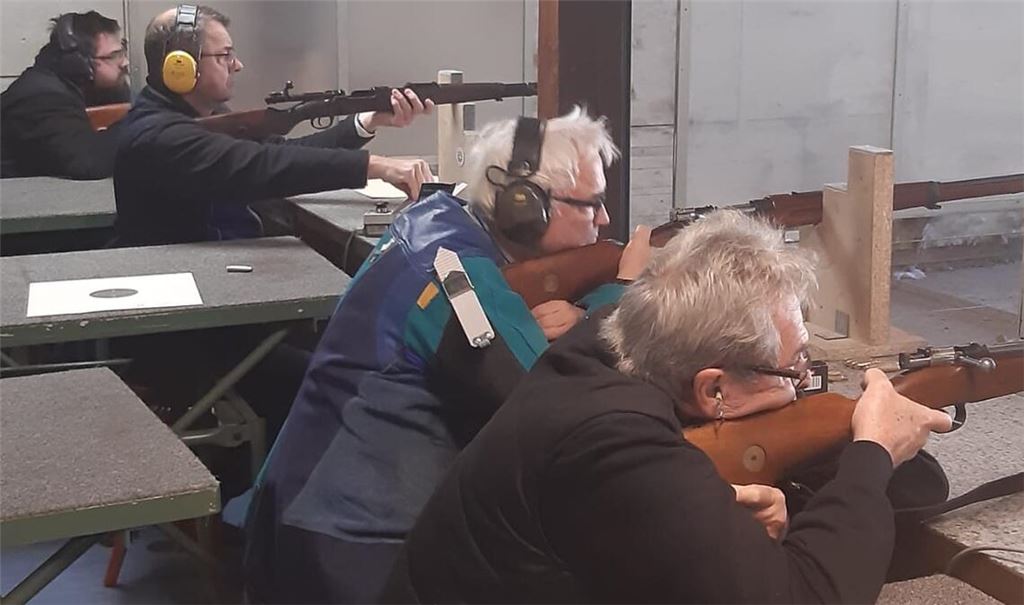 Volle Konzentration zeigen die Starter beim 7. Ordonnanzturnier des VfS Maulbronn-Diefenbach.