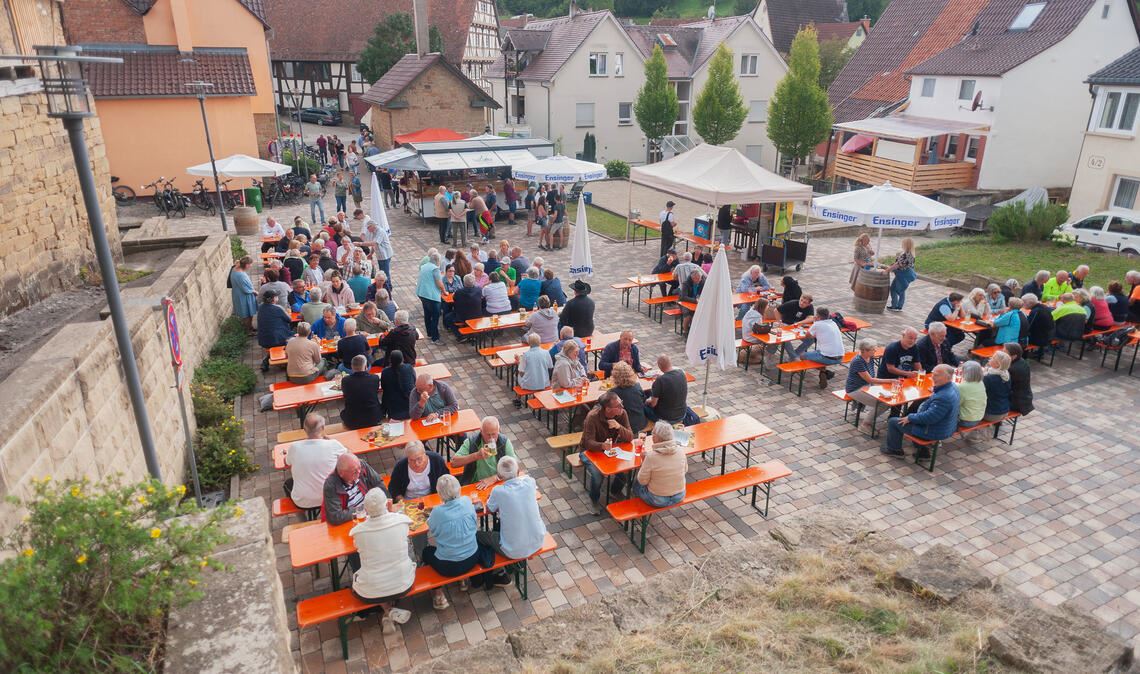 Voller Backhausplatz: Das Weinfest kommt bei den Besuchern gut an. Foto: Fotomoment