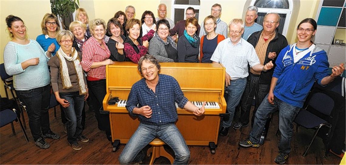 Voller Einsatz: Chorleiter Thomas Ungerer (am Klavier) leitet den jungen Chor Ohrwurm, der sich in einer Woche der SWR-Jury stellen wird.