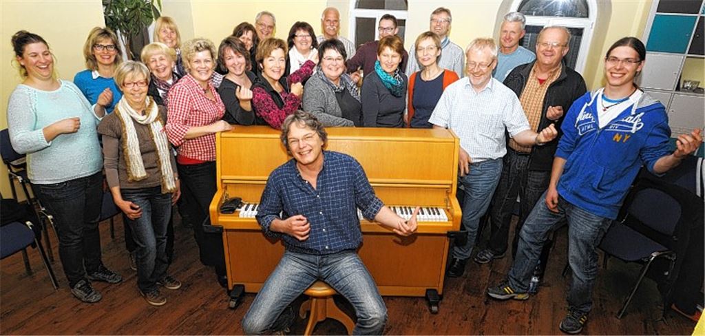 Voller Einsatz: Chorleiter Thomas Ungerer (am Klavier) leitet den jungen Chor Ohrwurm, der sich in einer Woche der SWR-Jury stellen wird.