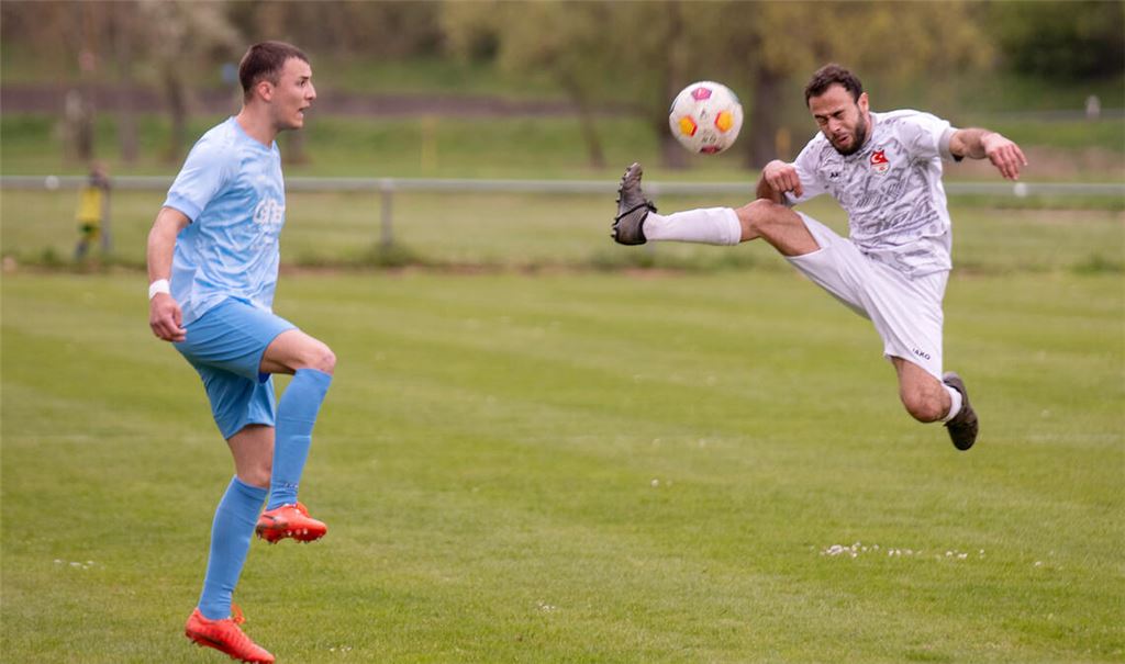 Voller Einsatz: Der Türkische SV Mühlacker (in Weiß) gewinnt gegen die 08. Foto: Fotomoment