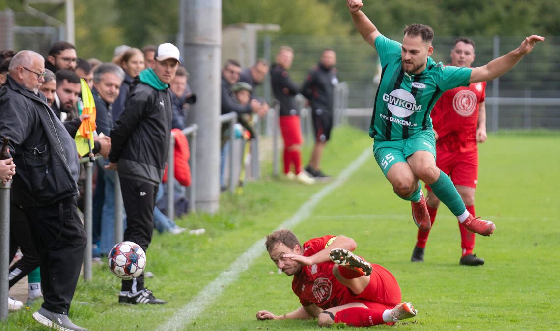 Voller Einsatz: Die Männer der SpVgg Zaisersweiher (grüne Trikots) und der TSV Maulbronn schenken sich nichts. Foto: Fotomoment