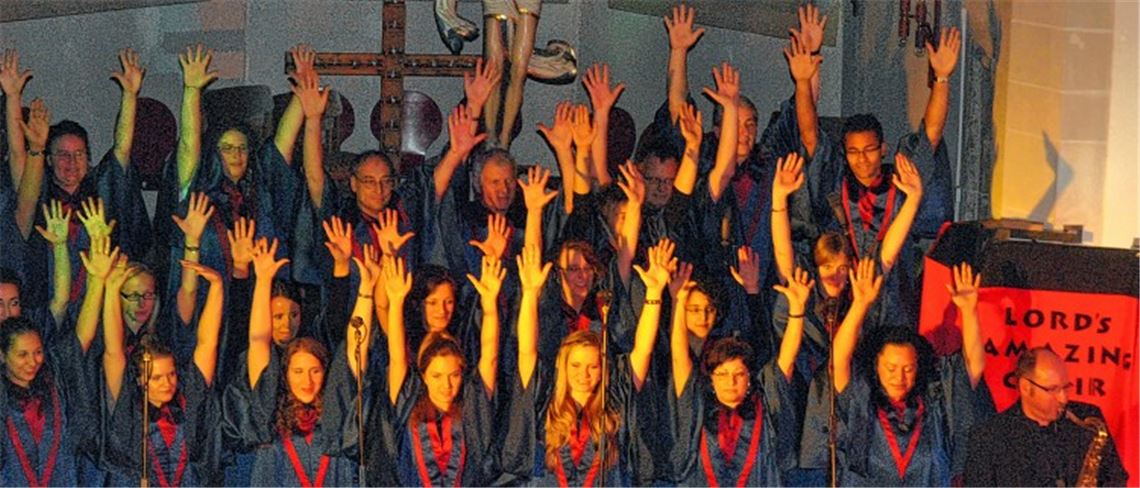 Voller Einsatz: Lord’s Amazing Choir und Band begeistert in der Illinger Kirche.