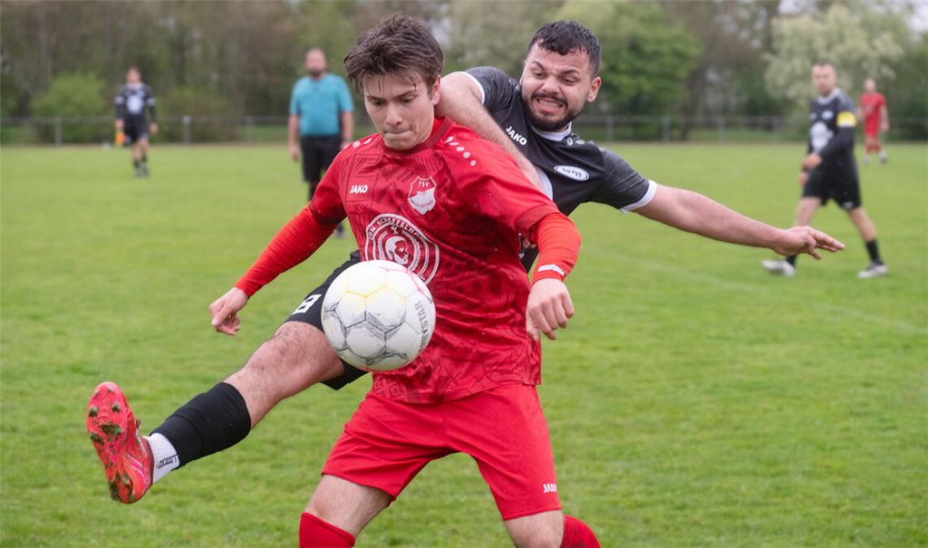 Voller Einsatz: Maulbronn (rot) und Zaisersweiher schenken sich im Derby nichts. Foto: Fotomoment