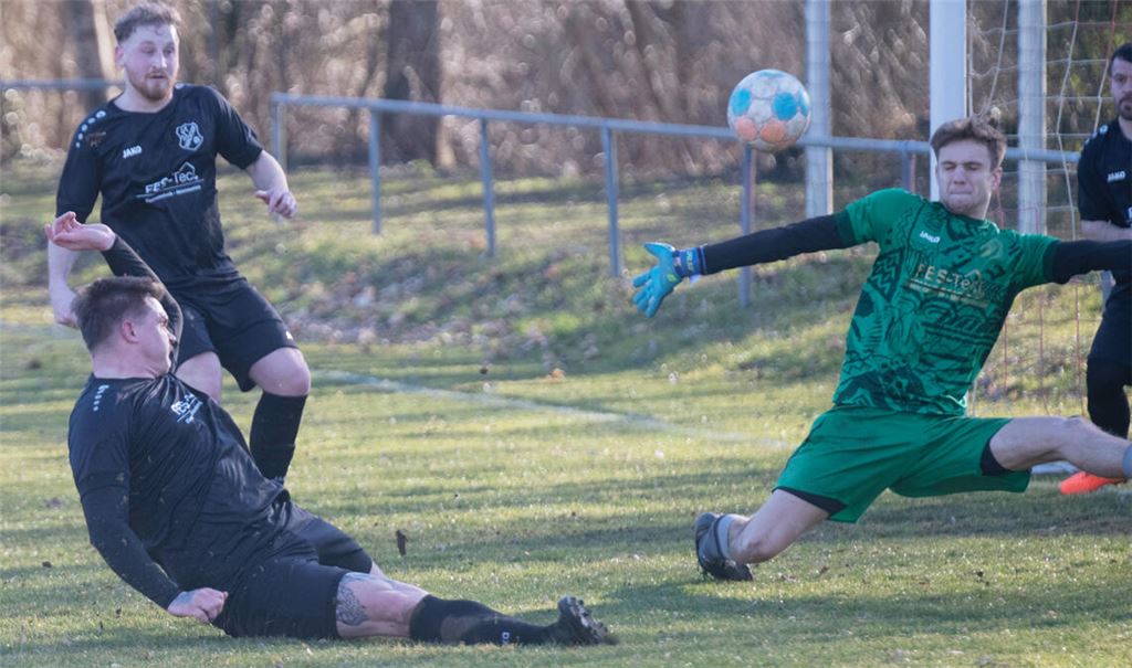 Voller Einsatz bei den Sportfreunden gegen Nussbaum. Auch der neue Keeper Jonas Kirschner macht bis zu seiner Verletzung kurz vor Schluss ein gutes Spiel. Fotos: Fotomoment