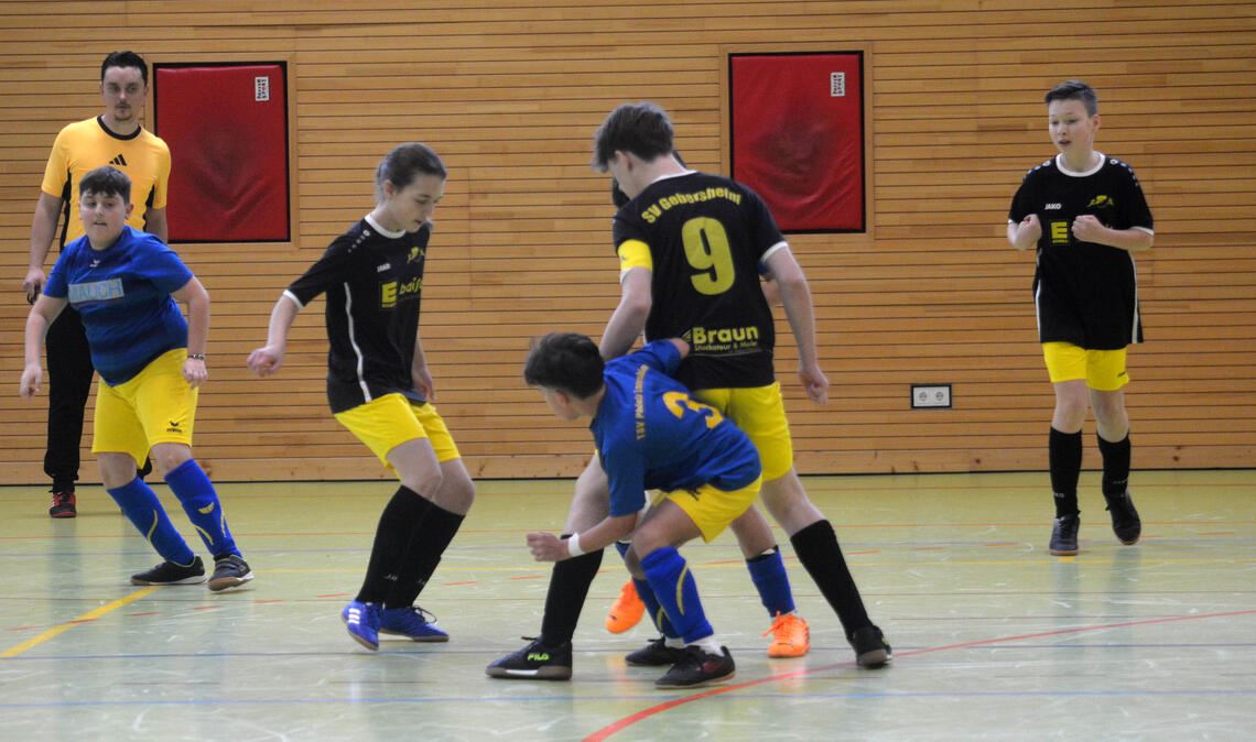 Voller Einsatz: der TSV Phönix Lomersheim gegen Gebersheim (schwarze Trikots).