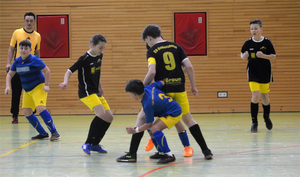 Voller Einsatz: der TSV Phönix Lomersheim gegen Gebersheim (schwarze Trikots).