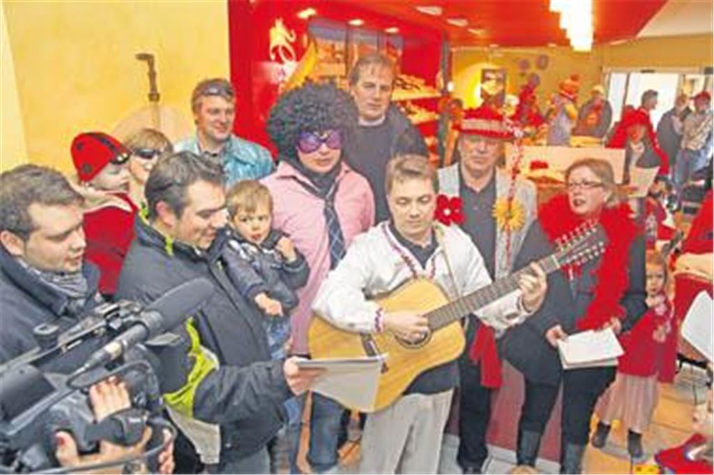 Voller Einsatz für den TSV Knittlingen: Um die Faschingswette für den Sportverein zu entscheiden, singen die Kunden in der Bäckerei Reinhardt in Knittlingen aus vollem Hals. 
Foto: Hansen