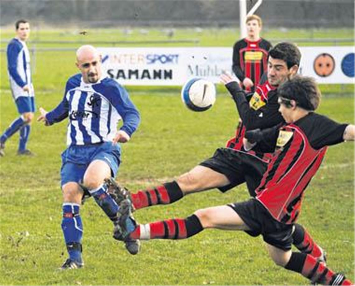 Voller Einsatz genügt diesmal nicht: Die Sportfreunde Mühlacker (in Rot) unterliegen dem Tabellenzweiten SV Königsbach knapp und unglücklich. Foto: Fotomoment