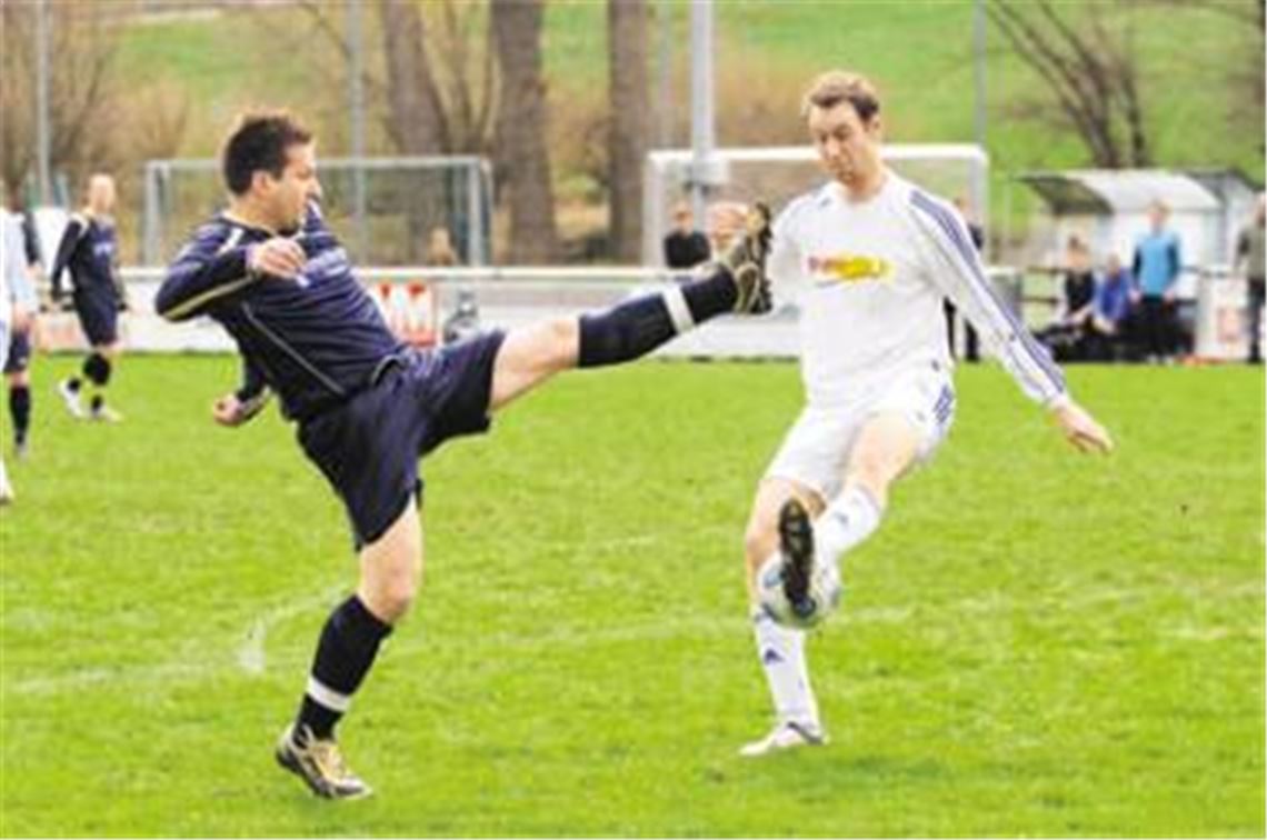 Voller Einsatz vorgestern gegen schwache Bissinger: Simon Roller (li.) würde gegen Wiernsheim gerne wieder dreimal treffen. Foto: Fotomoment