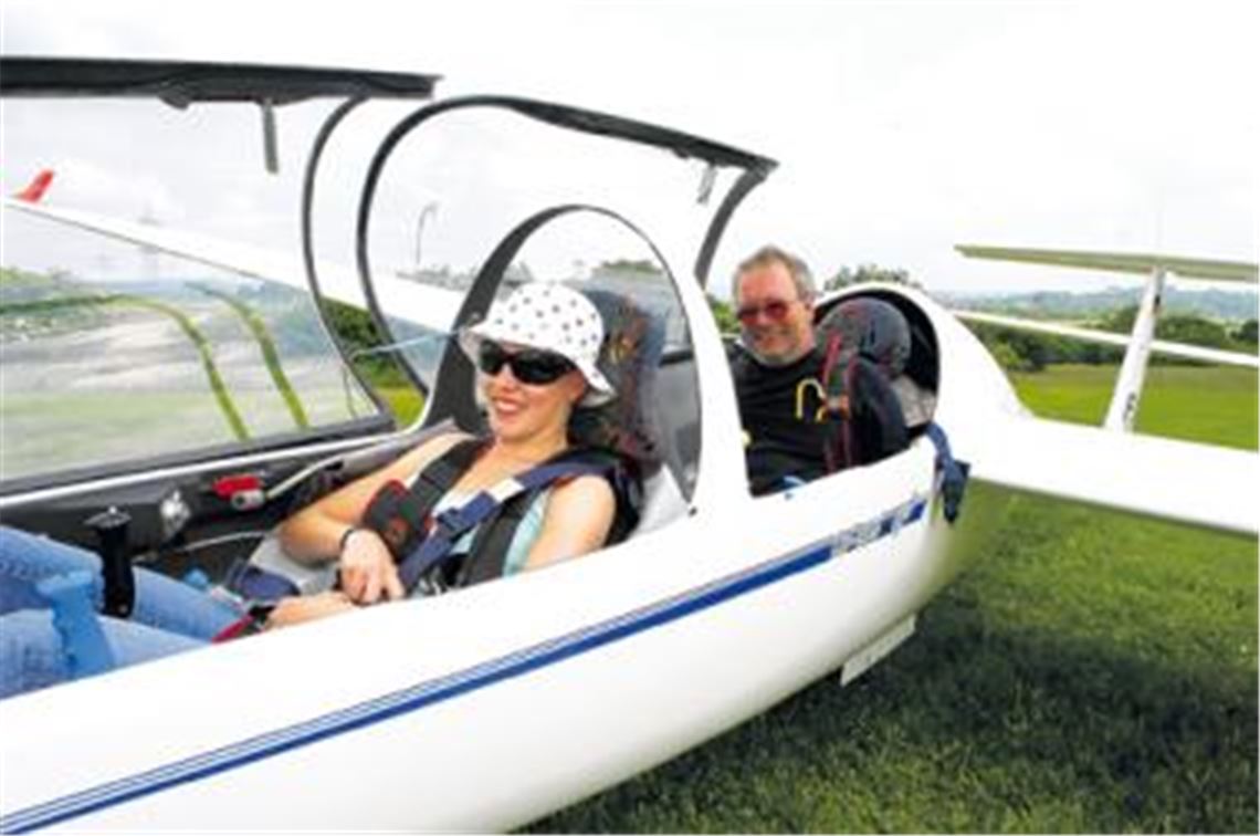 Voller Erwartung vor dem ersten Überlandflug: Amelie Flamm mit Fluglehrer Ulrich Geltz. Foto: Kollros