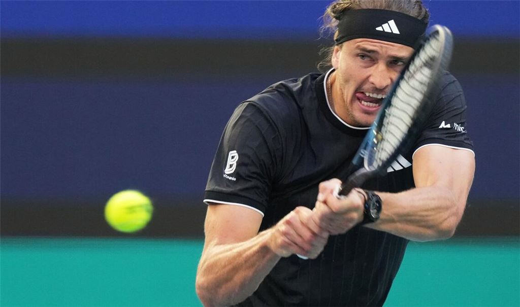 Voller Fokus auf den Ball - und jetzt auch auf die Sandplatzsaison: Alexander Zverev. (Archivbild)