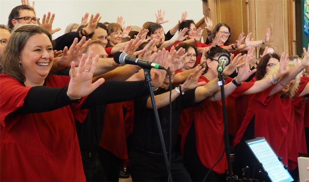 Voller Freude und Leidenschaft: Der moderne Chor Ton-Art begeistert sein Publikum mit spirituellem Liedgut. Foto: Müller