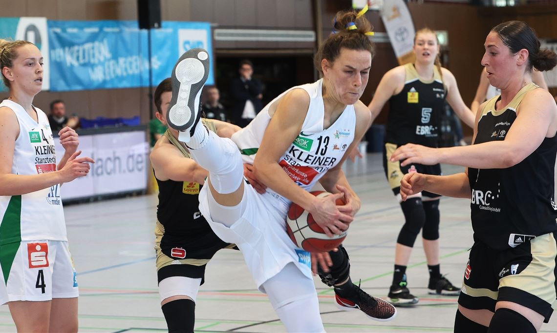 Voller Körpereinsatz: Sterne-Spielerin Agnieszka Skobel verteidigt den Ball vor Hannoveranerin Aldona Morawiec.Foto: Rubner