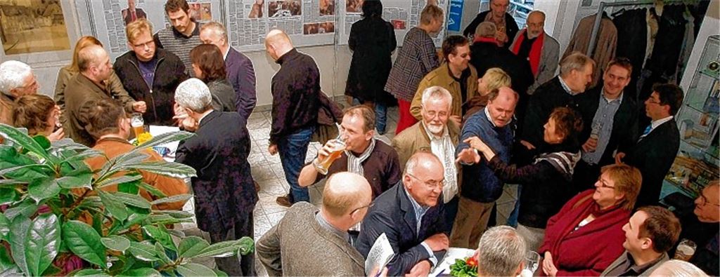 Bürger und Bewerber diskutieren am Stehtisch