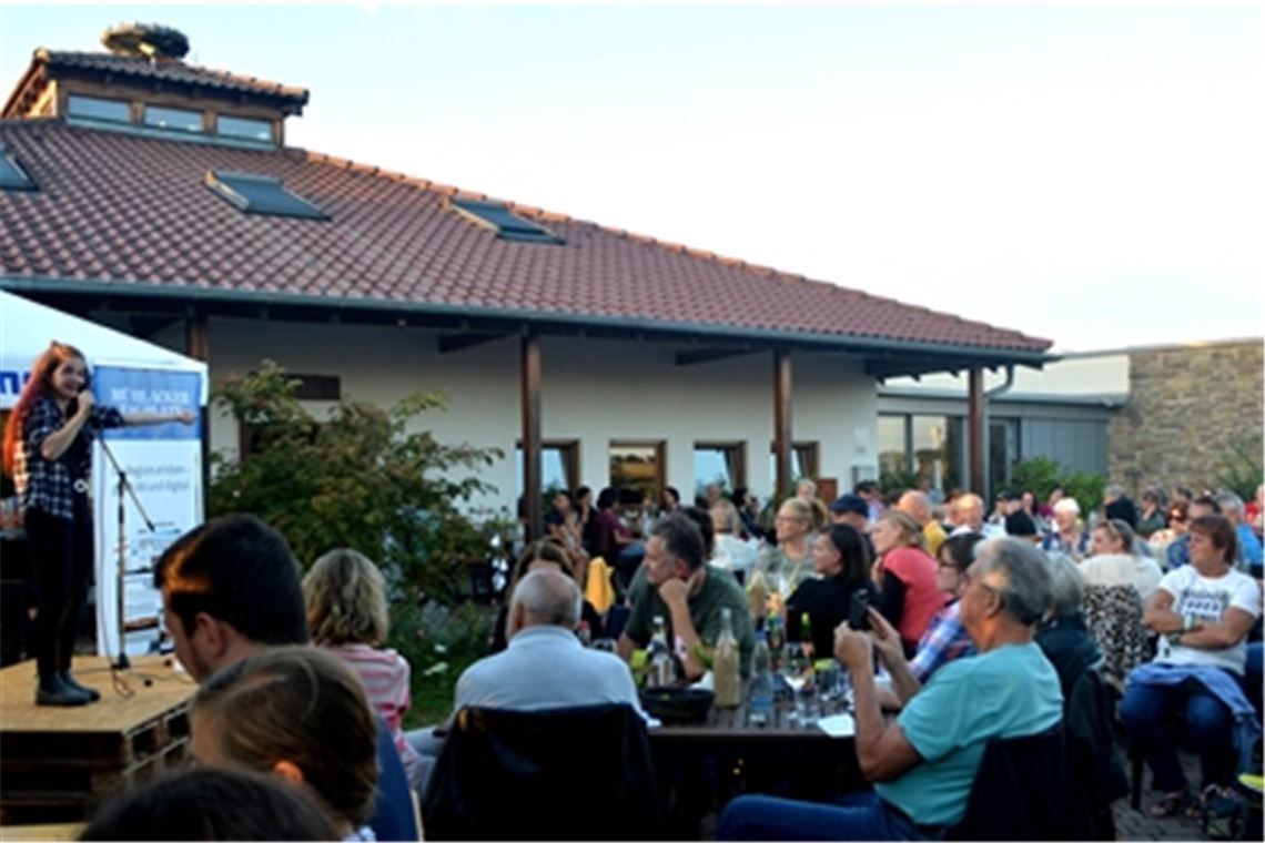 Volles Haus: Beim 68. Enzgärtenslam sind auf dem Weingut Jaggy in Schönenberg alle Plätze besetzt. Drei Landesmeister stehen auf der Bühne. Fotos: Stahlfeld