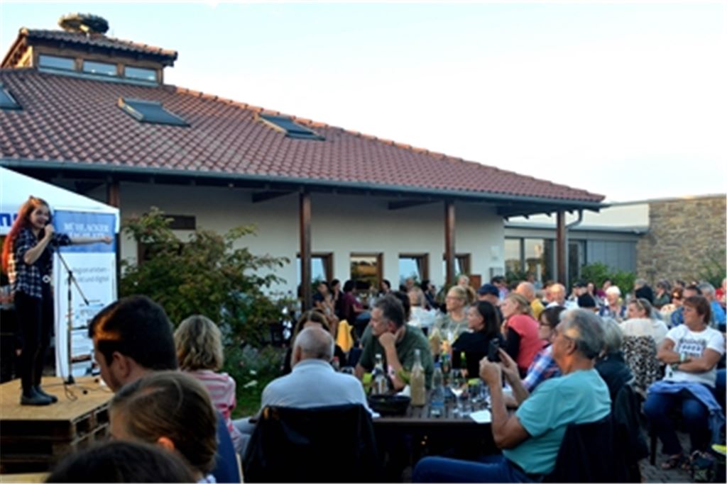 Volles Haus: Beim 68. Enzgärtenslam sind auf dem Weingut Jaggy in Schönenberg alle Plätze besetzt. Drei Landesmeister stehen auf der Bühne. Fotos: Stahlfeld