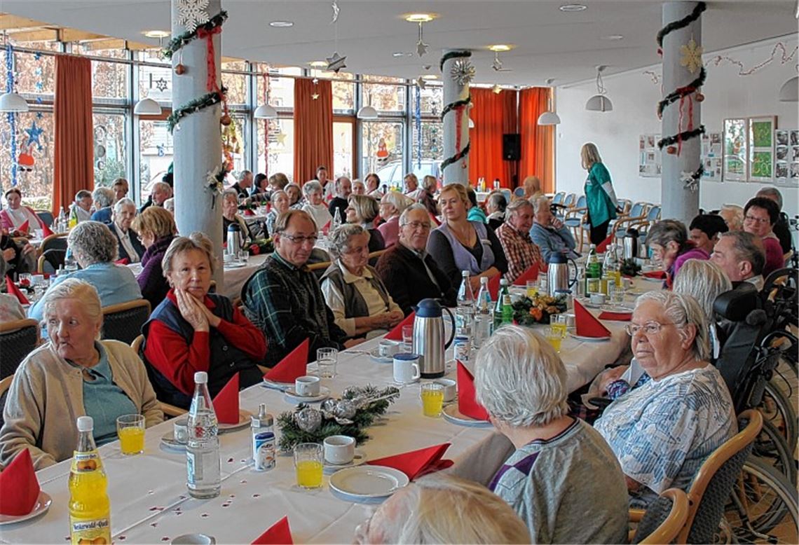 Volles Haus: Das DRK-Seniorenzentrum feiert mit seinen Freunden Weihnachten. 