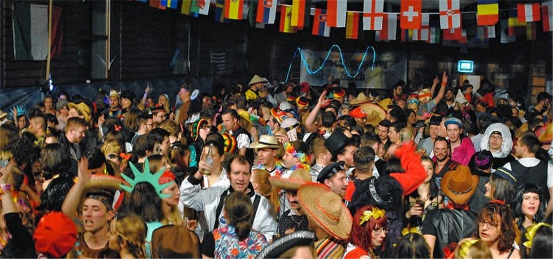 Narren feiern den Faschingsauftakt