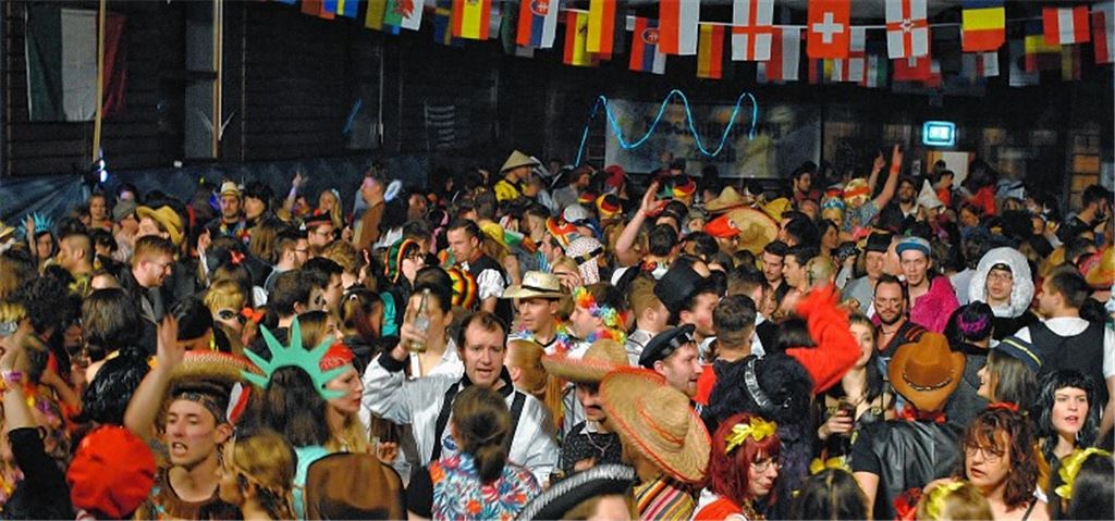 Narren feiern den Faschingsauftakt