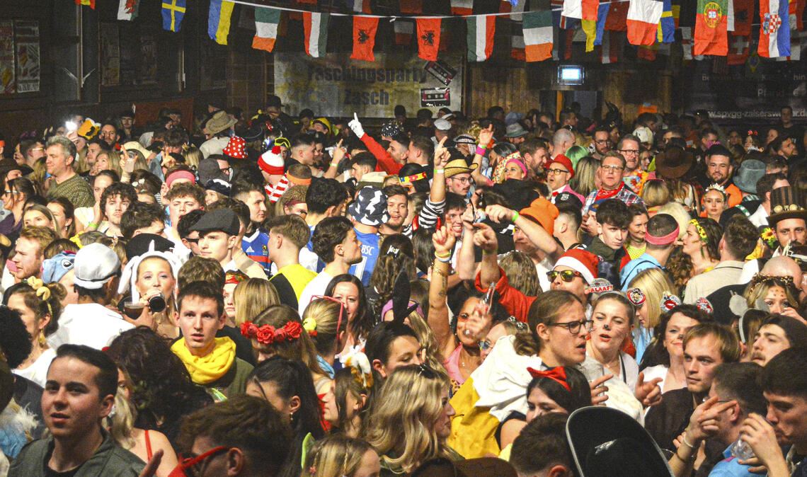 Volles Haus: Mehr als 500 Besucher strömen nach Zaisersweiher in die Turn- und Festhalle, wo sie unter anderem Live-Musik erwartet. Fotos: Stahlfeld, Fotomoment