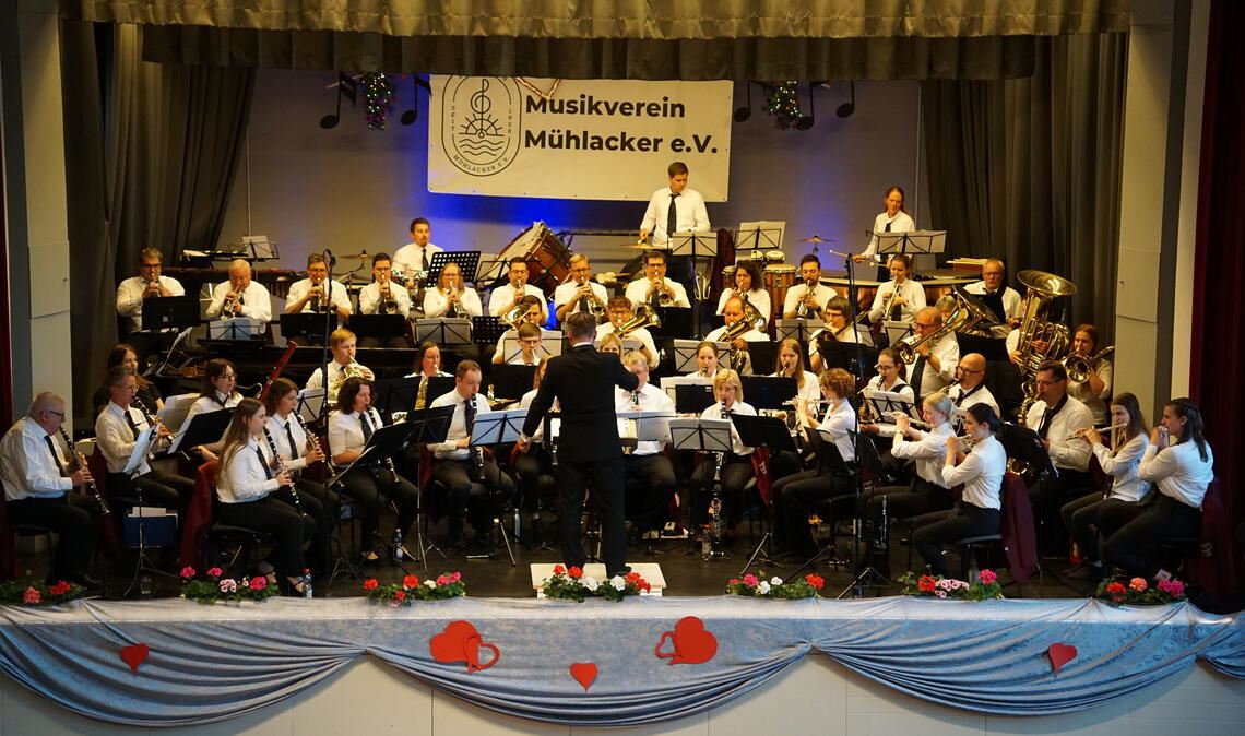 Volles Haus beim Muttertagskonzert des Musikvereins Mühlacker: Im Uhlandbau-Saal konzentriert sich das große Orchester ganz auf die sinfonische Blasmusik. Fotos: Bastian