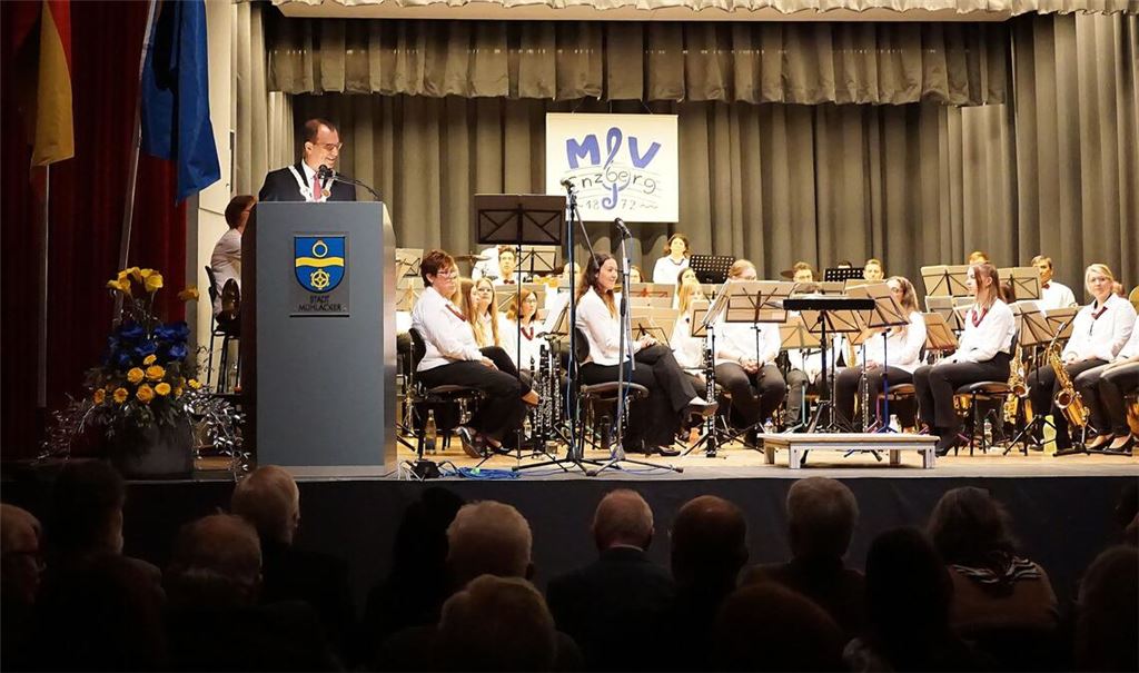 Volles Haus beim Neujahrsempfang: Über 300 Gäste verfolgen die Ansprache von Oberbürgermeister Frank Schneider und das Konzert des Musikvereins Enzberg. Foto: Bastian