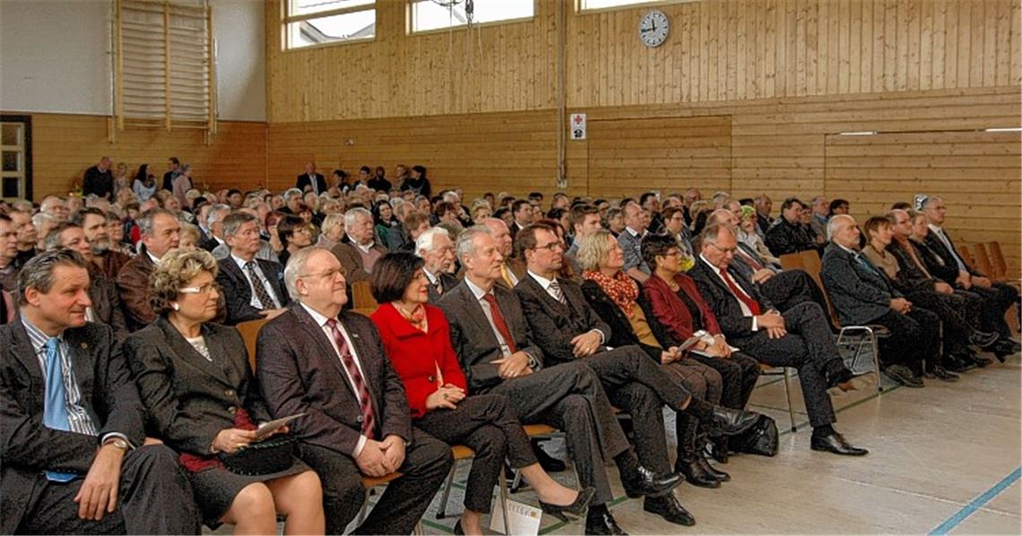 Volles Haus beim Neujahrsempfang in der Dürrner Festhalle. Zu den Gästen zählten Dr. Hans-Ulrich Rülke, Vorsitzender der FDP-Landtagsfraktion (vorne li.), Jürgen Kurz, Bürgermeister von Niefern-Öschelbronn (5. v. li.), und Frank Schneider, Oberbürgermeister von Mühlacker (6. v. li.). Fotos: Schott