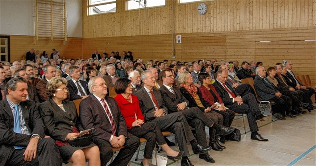 Volles Haus beim Neujahrsempfang in der Dürrner Festhalle. Zu den Gästen zählten Dr. Hans-Ulrich Rülke, Vorsitzender der FDP-Landtagsfraktion (vorne li.), Jürgen Kurz, Bürgermeister von Niefern-Öschelbronn (5. v. li.), und Frank Schneider, Oberbürgermeister von Mühlacker (6. v. li.). Fotos: Schott