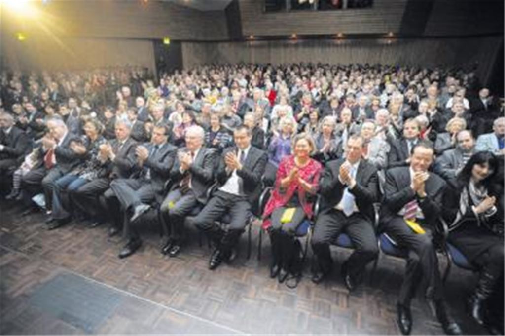 Volles Haus im Mühlehof beim Neujahrsempfang der Stadt. Vordergründig gilt der Gottlob-Frick-Saal als Mühlackers gute Stube, doch vor und hinter den Kulissen nagt der Zahn der Zeit. Die Kosten für eine grundlegende Renovierung der Ausstattung und der technischen Einrichtungen belaufen sich nach einer früheren Schätzung auf annähernd sechs Millionen Euro. Archivfoto: Fotomoment