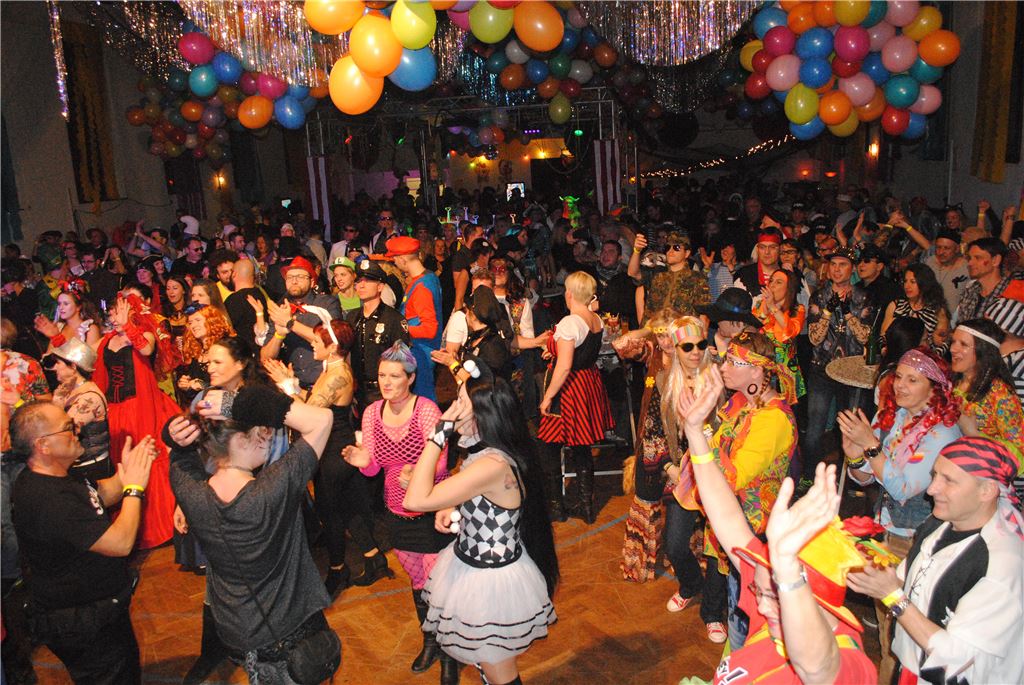 911_0008_83048_eld_Fasching_Enzberg_Volles_Haus_02