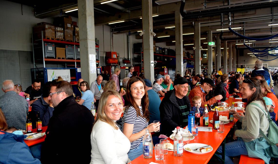 Volles Haus in der Fahrzeughalle der Feuerwehr Mühlacker am Senderhang: Zu ihrem „Tag der offenen Tür“ begrüßen die Helferinnen und Helfer Tausende Gäste. Fotos: Stahlfeld