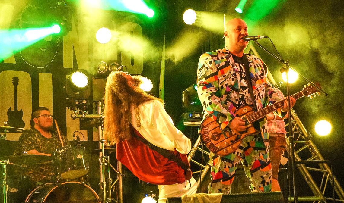 300 Fans feiern Rockparty in Mühlhausen Vollgas bei „Rock im Tal“: die Band „King Kongs Deoroller“. Foto: Czop