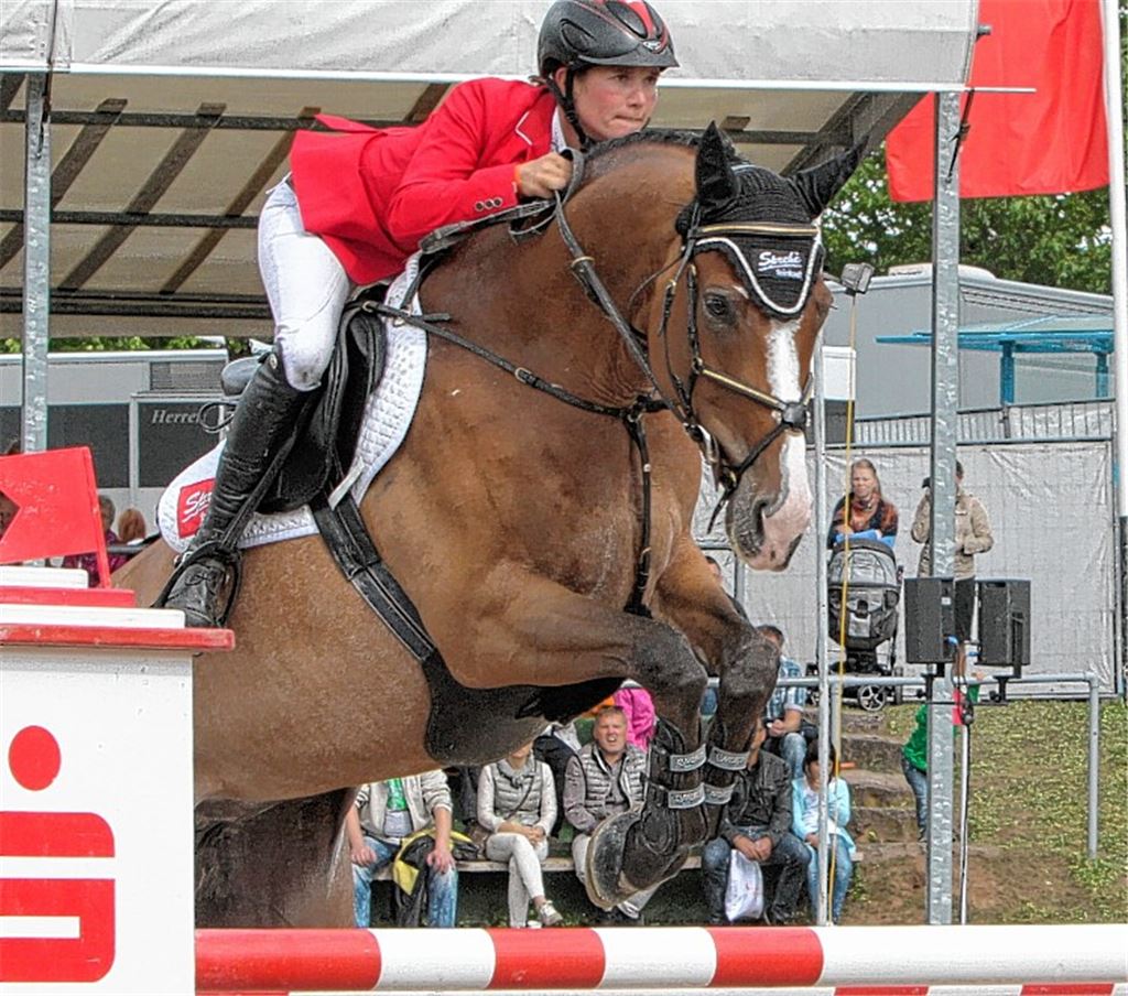 Vollgas vom ersten Hindernis an: Jörne Sprehe treibt ihre Stute Luna zu einem Sekt-oder-Selters-Ritt an.