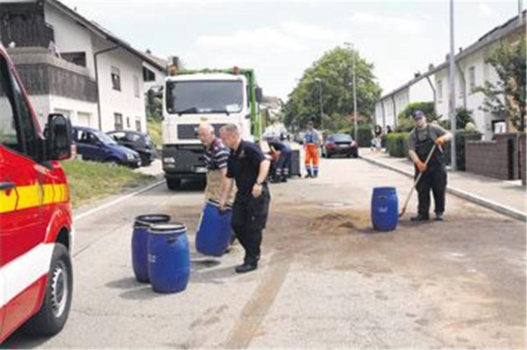 Vollsperrung auf der Klotzbergstraße: Ein Müllwagen verliert zur Mittagszeit rund 140 Liter Hydrauliköl, die sich als tückisch glatte Masse auf dem Asphalt verteilen. Ein vierköpfiges Team der Feuerwehr rückt dem Ölteppich mit Bindemittel und Besen zu Leibe. 
Foto: Eier