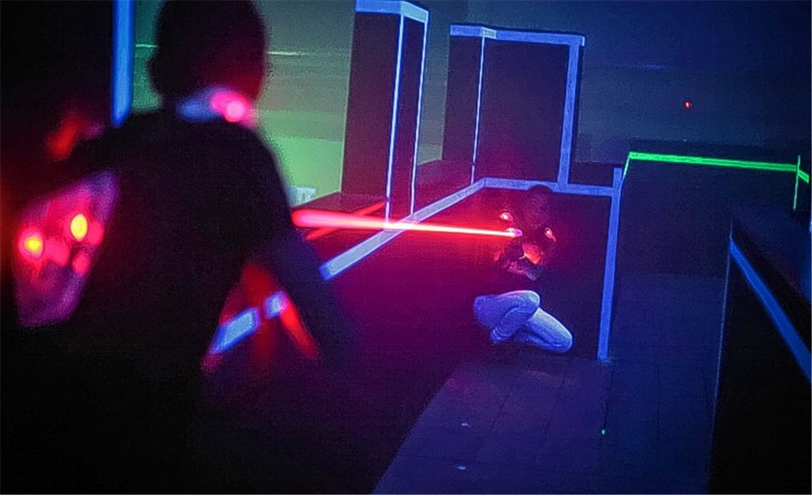 Strahlen-Duelle statt Disco-Schwof Volltreffer: Beim Lasertag gehen die Spieler unter Schwarzlicht mit Hilfe von Infrarotstrahlen aus ihren Phasern auf Punktejagd.
