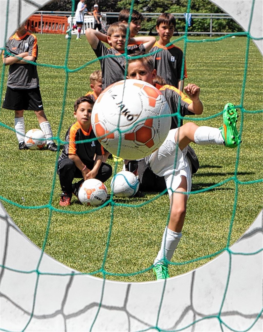 Volltreffer rechts oben: Schusstraining an der Torwand gehört zum Programm.